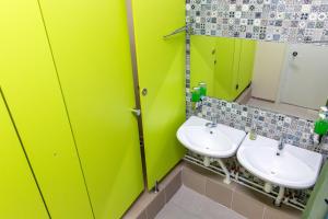 阿拉木图Хостел 689CapsuleHotel&Coffee的绿色浴室设有两个水槽和镜子