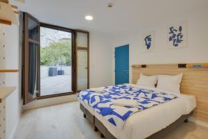 马赛The People - Marseille的一间卧室设有一张大床和一个窗户。