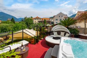 布列瑟农特劳伯酒店的一个带热水浴缸和休闲室的阳台