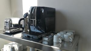 克莱蒙费朗5&5 Rooftop的厨房柜台配有咖啡壶和咖啡杯