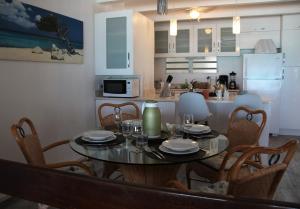 菲利普斯堡THE VILLAS ON GREAT BAY, Villa LAVINIA #9的餐桌、椅子和厨房