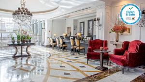 波尔图洲际波尔图酒店 - 卡多佐宫的大堂设有红色椅子和理发店