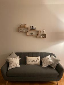 科斯费尔德Ferienwohnung Baumberger-Auszeit的客厅配有带枕头的沙发