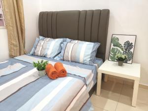 吉隆坡Menjalara Kepong Desapark & MITEC 中文房东- B16的一间卧室配有两张床,备有橙色毛巾