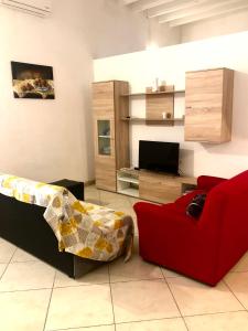 卡洛福泰Casa Francesca的客厅配有红色沙发和电视