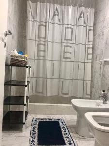 卡洛福泰Casa Francesca的带淋浴帘和卫生间的浴室