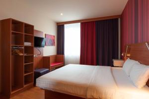 慕尼黑Star G Hotel München Schwabing的酒店客房,配有床和红色窗帘