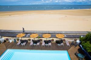 阿卡雄阿赫苏美酒店的享有游泳池和海滩的上方景色。