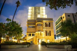 海法Schumacher Hotel Haifa的建筑物前的建筑物