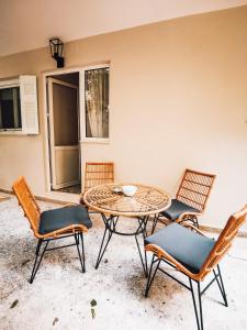 哈尔基斯Explore Greece from Apartment with Private Garden的庭院配有桌子和四把椅子