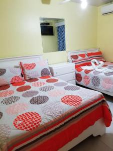 圣斐利-银港Hotel Victoriano的卧室内两张并排的床