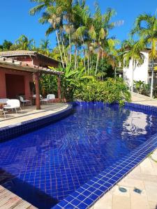 马塞约Villas do Pratagy Resort, Andar Superior的地面上一个蓝色瓷砖的游泳池