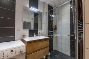 科特雷Grand Yatou - 8 pers, RDC, tout confort - Parking, jardin & Wifi的一间带水槽和淋浴的浴室