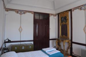埃武拉Casa do Sertório - Casa inteira的一间卧室配有一张床和一扇木门