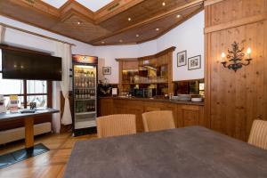 Rehau法兰克之家酒店的一间带桌子和酒吧的用餐室