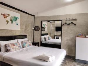 黎府ชมวิว รีสอร์ท的一间卧室配有一张大床和镜子