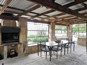 内尔斯普雷特Mountain Valley Stay - UNIT 4的庭院配有桌椅和壁炉。