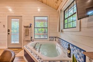 布罗肯鲍Romantic Broken Bow Cabin with Jacuzzi and Fire Pit!的房屋内带大浴缸的浴室