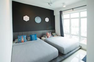 怡保米格利尔公寓式酒店的一间卧室设有两张床和窗户。