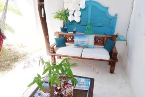 SavanetaApartment Brazil Beach Front Paradise的坐在门廊上的蓝色长椅,种植植物
