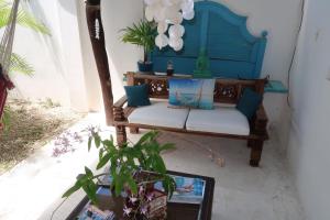 SavanetaApartment Brazil Beach Front Paradise的坐在植物间里的蓝色长椅