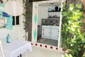 SavanetaApartment Brazil Beach Front Paradise的一间带桌子和镜子的用餐室