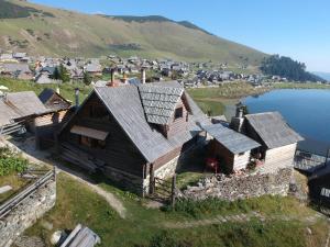 福伊尼察Koliba - Prokoško jezero的山丘上房屋的空中景致