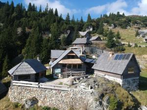 福伊尼察Koliba - Prokoško jezero的屋顶上太阳能电池板房子的空中景观