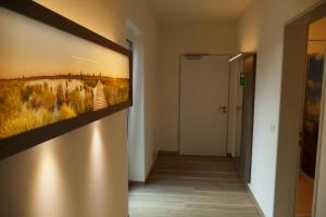 索尔陶Meyn's Apartments & Hotel的墙上挂有画的走廊