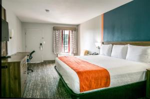比洛克西Jubilee Inn的一间设有大床和窗户的酒店客房