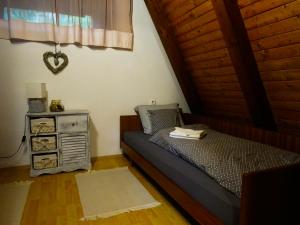 耶塞尼采Wooden Cottage的一间卧室配有一张床,床头柜配有抽屉