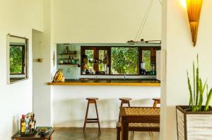 普拉亚埃斯佩洛Espelho Bahia Blue House的一间厨房,内设一个柜台和凳子