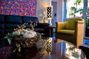阿雷格里港Bela Vista Flat的客厅配有带一篮鲜花的桌子