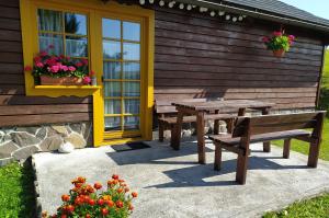利普托斯基米库拉斯Chatky 101 a 411 Tatralandia的房屋前的野餐桌和长凳