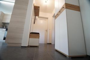 法莱拉Clasgieri - 3-Zimmer-Ferienwohnung für 4 - 6 Personen, 65m2的厨房拥有白色的墙壁和瓷砖地板。