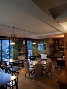 卡兹贝吉Hilltop Kazbegi的一间在房间内配有桌椅的餐厅