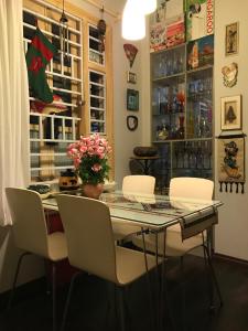 河内同吉民宿的餐桌、白色椅子和圣诞窗