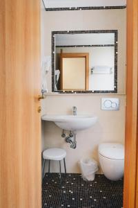 斯培西亚珊瑚酒店的一间带水槽、卫生间和镜子的浴室