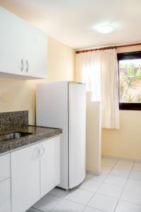 纳塔尔Pousada Vale do Sul的厨房配有白色冰箱和窗户。