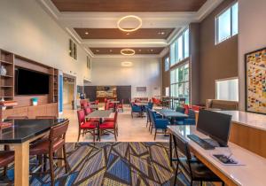 里诺里诺机场快捷假日酒店的一个带桌椅的大堂和一间自助餐厅