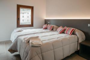 阿尔彭斯Apartaments Rurals Cala Palmira的一间卧室配有两张带枕头的床。