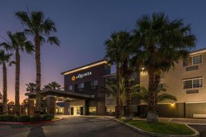 拉斯维加斯La Quinta Inn & Suites by Wyndham Las Vegas Nellis的一座棕榈树建筑