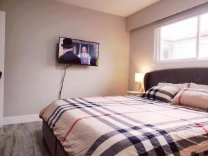 伯纳比Yan lovely little house的卧室配有一张床,墙上配有电视。