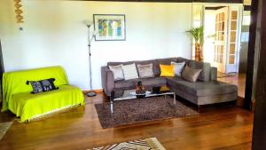哈皮蒂MOOREA - Villa Tereva Nui的客厅配有沙发和椅子