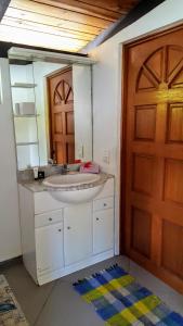 哈皮蒂MOOREA - Villa Tereva Nui的一间带水槽、镜子和门的浴室