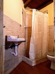 米纳斯Social-Club La Cueva的一间带水槽和淋浴的浴室