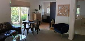 克莱尔Donnybrook Cottages - Hutt River的客厅配有沙发和桌子