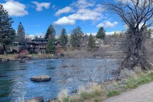 本德Deschutes Riverside Escape的享有河流美景,拥有房屋的背景