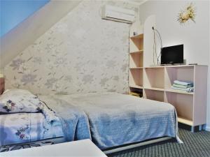 Yuzhnoukrainsk Beregynya的一间小卧室,配有一张床和一面墙