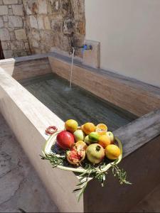 卡西卡斯埃莱尼度假屋的坐一碗水里的水果